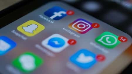 تكنولوجيا: الشركة الأم لـ"فيسبوك" تدرس إنشاء منصة جديدة تشبه "تويتر"