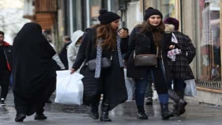 طهران: شرطة "الأخلاق الإيرانية" تستأنف دوريات معاقبة النساء غير المحجّبات 