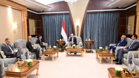 اليمن: الرئيس العليمي يدعو الى مزيد الضغوط لوقف انتهاكات الحوثيين والرضوخ لخيار السلام