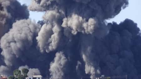 بيروت: عشرات العائلات تنزح مجددا من جنوب لبنان و58 قتيل لـ«حزب الله»