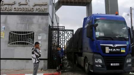 طوفان الاقصى: بموجب الهدنة المؤقتة.. قوافل المساعدات تدخل قطاع غزة عبر معبر رفح