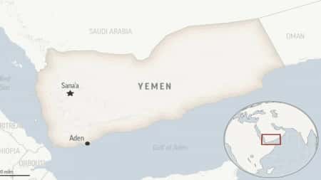 اليمن: الصواريخ التي أطلقها المتمردون الحوثيون تفشل في اصابة سفينة محملة بوقود الطائرات قرب مضيق باب المندب الحيوي