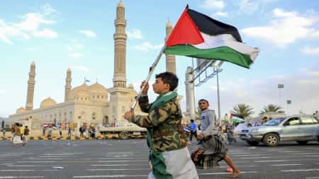 اقتصاد: الكوفية الفلسطينية تكسر ركود الأسواق في اليمن..مكاسب للمنتجين والتجار