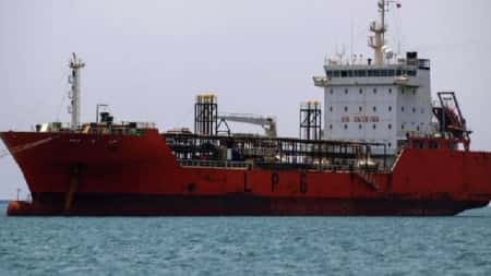 تقرير: ما هي التأثيرات الاقتصادية في حال إغلاق مضيقي "باب المندب" و"هرمز"؟