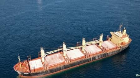 اليمن: الجيش الأمريكي يؤكد ان سفينة أغرقها الحوثيون تهدد البيئة بالبحر الأحمر