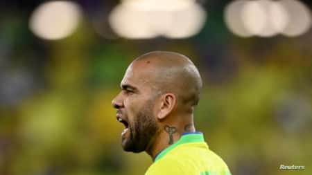 رياضة: داني ألفيش يدفع مليون يورو ويغادر السجن