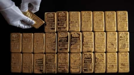 اقتصاد: سعر الذهب يرتفع نحو مستوى قياسي بعد الضربة الإيرانية