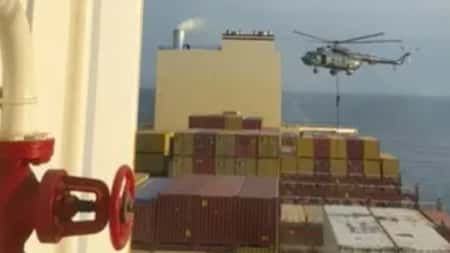 طهران: السفينة الإسرائيلية انتهكت قوانين الملاحة الدولية وتم سحبها لمياه إيران الإقليمية