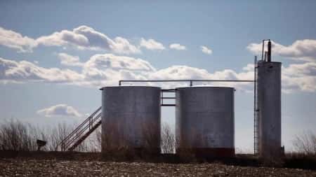 اقتصاد: النفط يتراجع ليوم ثالث وسط توقعات ببقاء أسعار الفائدة مرتفعة بعد محضر الفدرالي الأميركي المتشائم