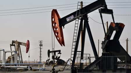 اقتصاد: النفط يتراجع مع تركيز الأسواق على مخاوف الطلب