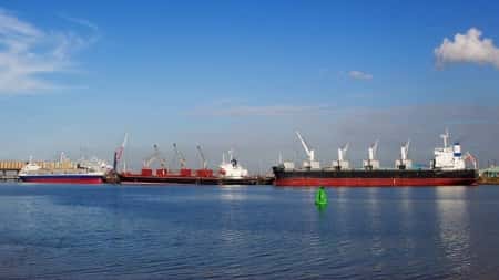 لندن: البحرية البريطانية تؤكد جنوح ناقلة نفط يونانية بعد تعرضها لهجمات في البحر الأحمر