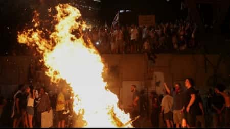 القدس: بعد ليلة الاحتجاجات الغاضبة.. إضراب عام في إسرائيل