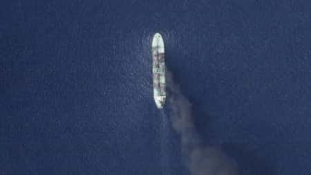 تحديث: هجوم مشتبه به من قبل الحوثيين في اليمن يستهدف سفينة في البحر الأحمر