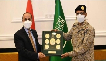 قوات التحالف تكرم وزير الاعلام اليمني