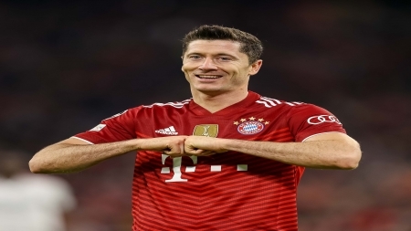 ليفاندوفسكي المئوي يقود بايرن إلى ثمن النهائي