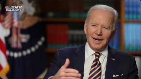 بايدن يخبر زيلينسكي أن الولايات المتحدة سترد "بسرعة وحسم" إذا غزت روسيا أوكرانيا