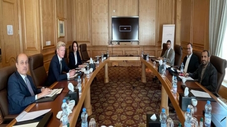 رؤية الحوثيين للتعاطي مع جهود السلام تتمسك بشروط فتح المطار والموانىء اولا