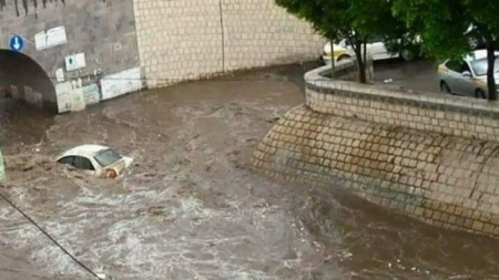 سيول جارفة تقتل طفلتين في صنعاء وتوقف الحركة المرورية بالمدينة