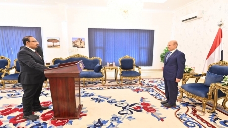 محافظا حضرموت وسقطرى يؤديان اليمين الدستورية وسط انباء عن تغييرات مرتقبة تطال محافظين اخرين