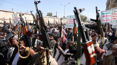 جماعة الحوثيين تصدر بيانا تتنصل فيه عن منع العائلات من دخول المطاعم إلا بعقد الزواج