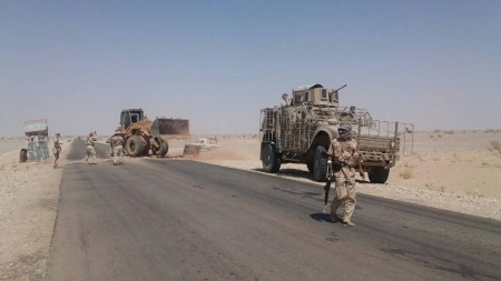 الحكومة تتوعد بملاحقة عناصر "تخريبية" تستهدف المسافرين على خط مأرب - حضرموت