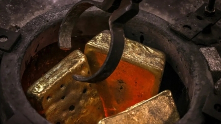 الذهب يتداول في نطاق ضيق ترقباً لبيانات اقتصادية هامة