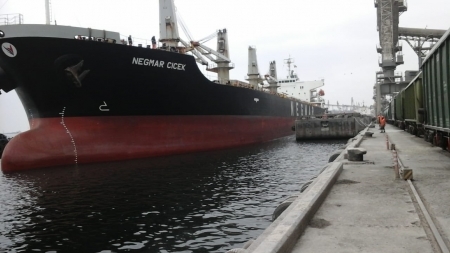 تحميل 30 ألف طن من القمح الأوكراني المخصص للاستجابة الإنسانية في اليمن