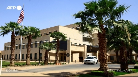 الرئيس الامريكي يعلن إجلاء موظفي سفارة بلاده في السودان