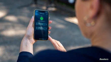 هل من المقبول تتبع الأزواج لبعضهم عبر الهاتف؟