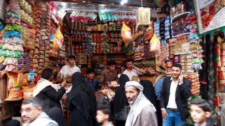 الحكومة اليمنية تطالب بضغط دولي لإجبار الحوثيين على رفع قيود تدفق السلع بين المحافظات