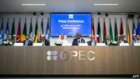 أسعار النفط تنخفض بعد يومين من قرار أوبك خفض الإنتاج