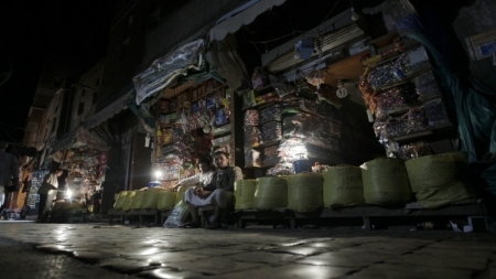 عتمة اليمن..أزمة كهرباء وسط حرارة مرتفعة وإمدادات ضعيفة