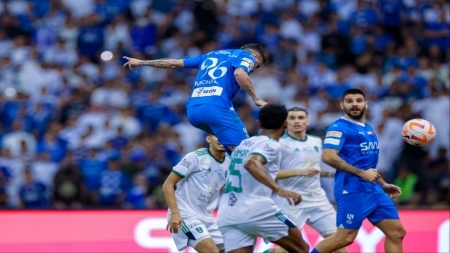 الهلال يحكم قبضته على صدارة الدوري السعودي بثلاثية في شباك الأهلي