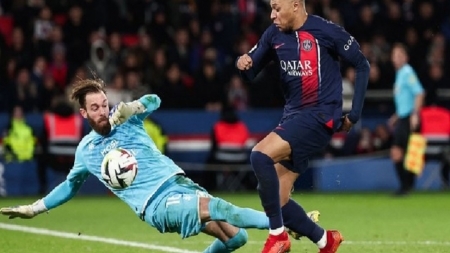 ثنائية مبابي تقود باريس للفوز على ميتز بثلاثية في الدوري الفرنسي