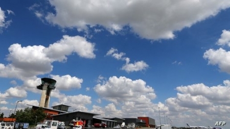 فرنسا تحتجز طائرة قادمة من الإمارات تقل مئات الركاب