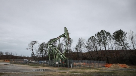 النفط يغلق منخفضاً عند التسوية رغم استمرار توترات الشرق الأوسط