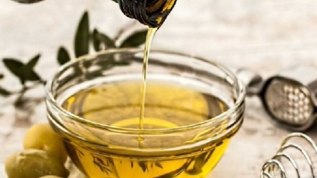 ملعقة واحدة من زيت الزيتون على معدة فارغة مفيد للجهاز الهضمي