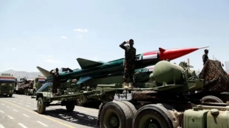 الحوثيون يعززون مخزونهم من السلاح رغم الغارات الأمريكية