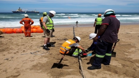 هجمات الحوثيين في البحر الأحمر تُهدد البنية التحتية للإنترنت