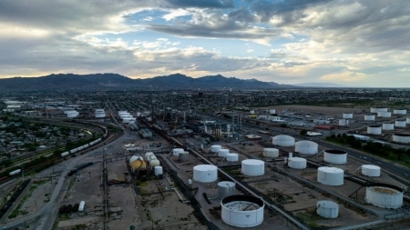 النفط يغلق على ارتفاع لكنه تكبد أكبر خسارة أسبوعية منذ فبراير