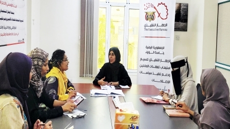 تعزيز التعاون بين الحكومة والقمة النسوية في عدن لدفع عجلة التنمية
