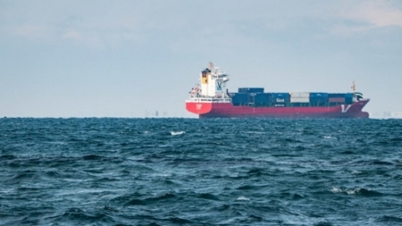 سفينة شمال غربي الحديدة اليمنية تبلغ عن تعرضها لهجوم صاروخي