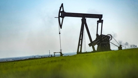 النفط يسجل مكاسب أسبوعية بنحو 9% مع تصاعد المخاطر في الشرق الأوسط