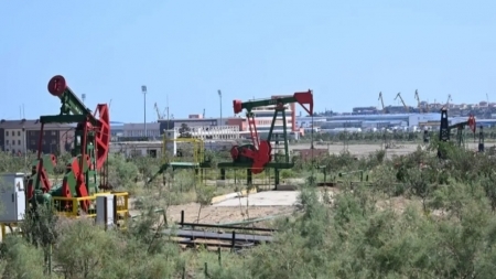 اسعار النفط تتراجع ولكن الخامات تتجه لتسجيل مكاسب أسبوعية