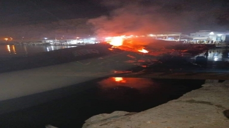 مؤسسة موانئ البحر العربي تفيد بعدم تأثر نشاط ميناء المكلا جراء حريق إحدى السفن المتهالكة