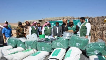 مركز الملك سلمان يدعم 120 أسرة في المهرة بمساعدات إيوائية طارئة